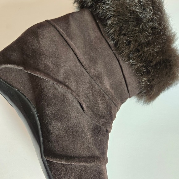 Aquatalia Chocolate Brown Suede Fur Trim Pull on Wedge Boots Women's Size 9 - Picture 4 of 10